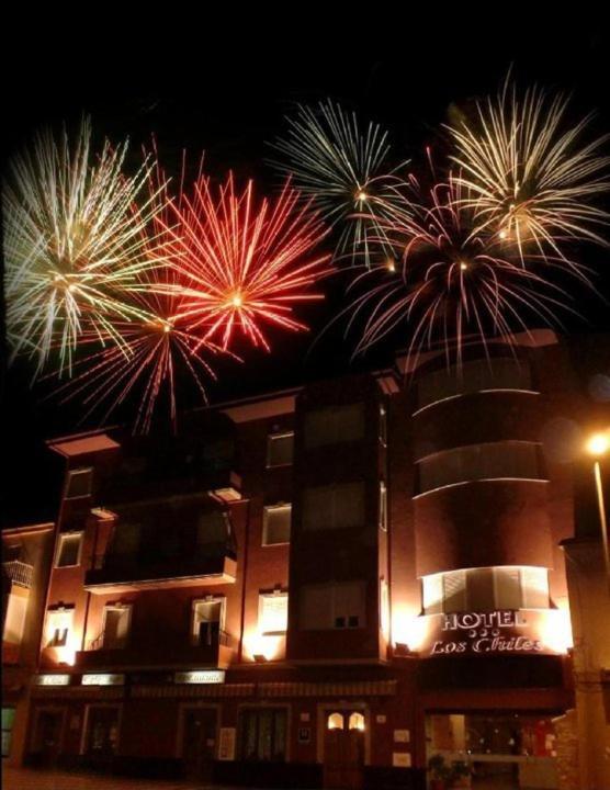 Hotel Los Chiles Villanueva Del Arzobispo Exterior photo