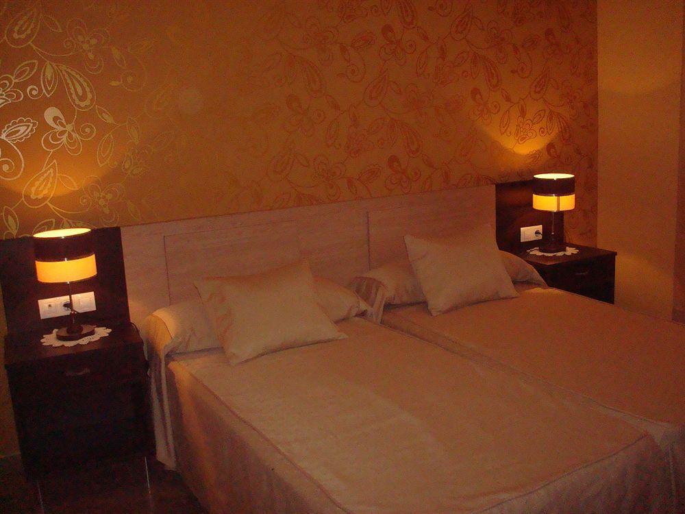 Hotel Los Chiles Villanueva Del Arzobispo Exterior photo